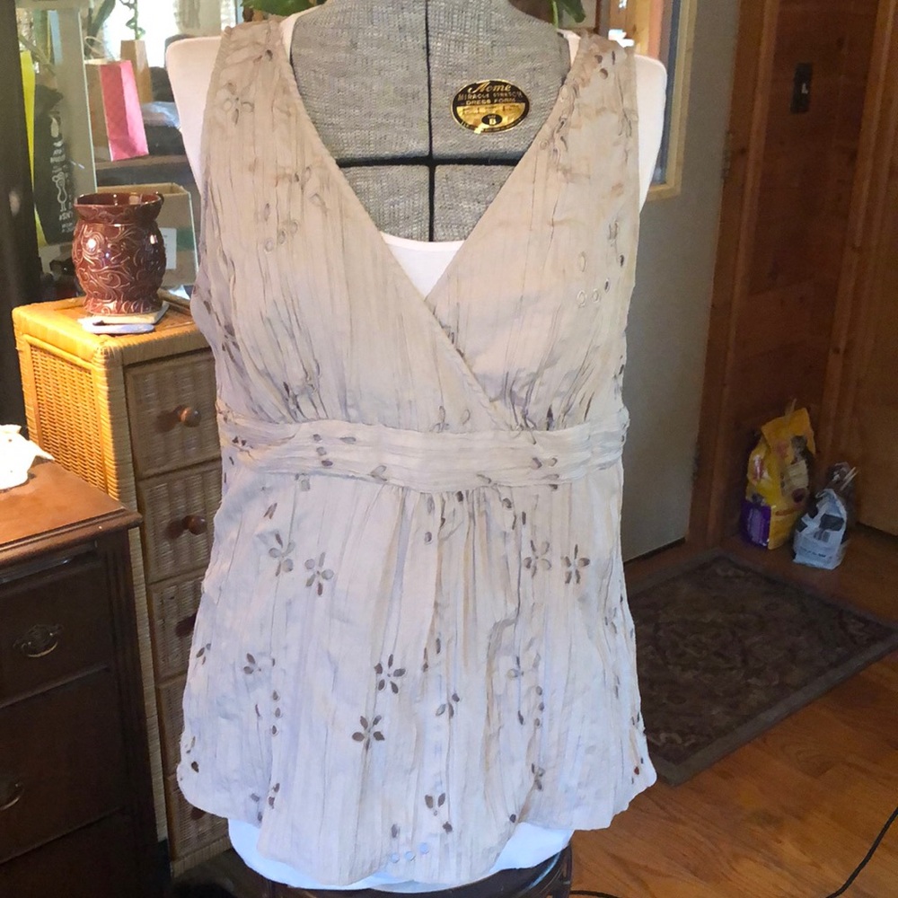 Lady size 14 sleeveless blouse by 9 and Co. by Nine West.